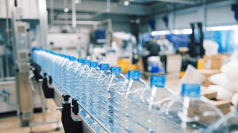 garrafas em uma linha de produção em uma indústria de bebidas