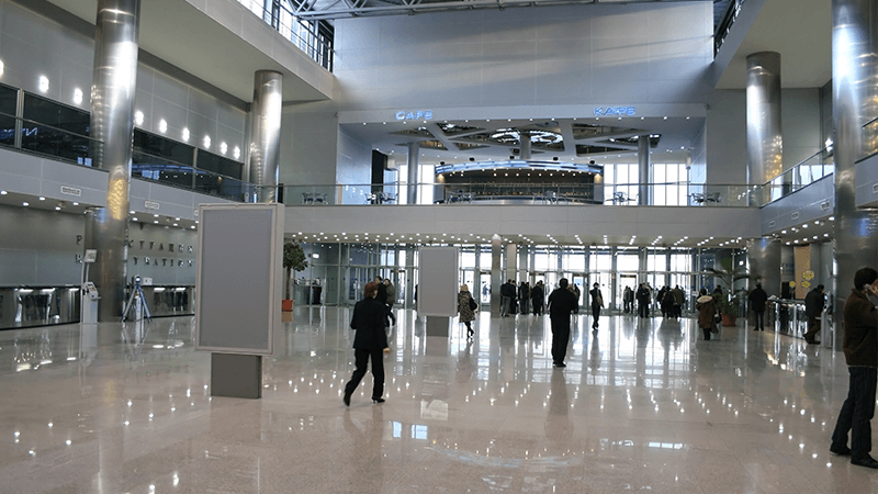 hall de entrada de um shopping center