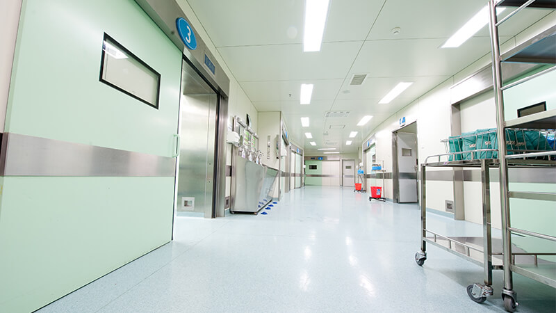 corredor de hospital com chão bem limpo